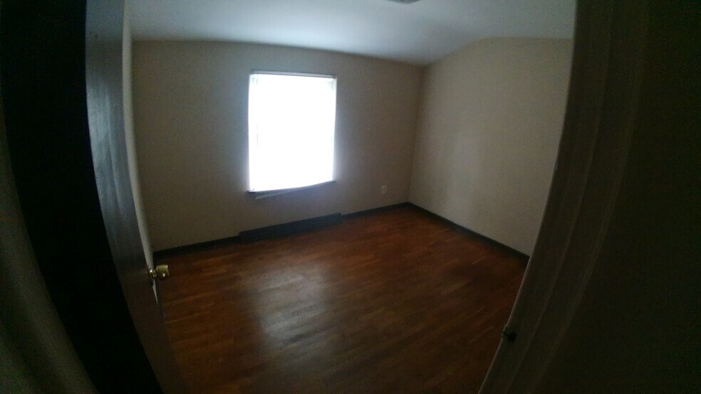 Bedroom - 2718 Roseland Ave