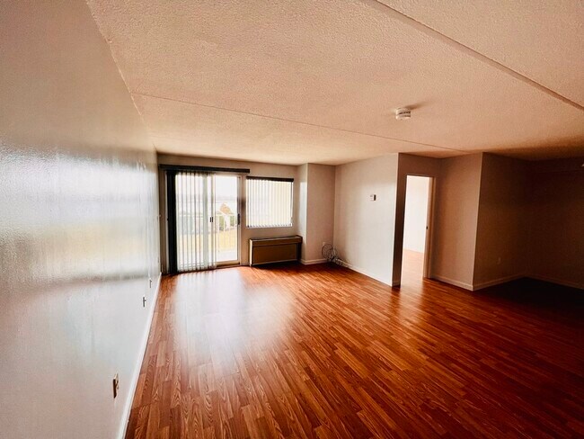 Building Photo - 200 Cove Way
