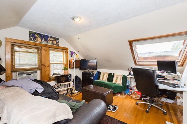 Building Photo - 6 bed in Mission Hill