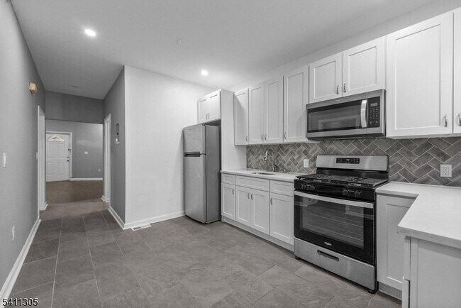 Building Photo - 467-469 Summer Avenue Unit 1