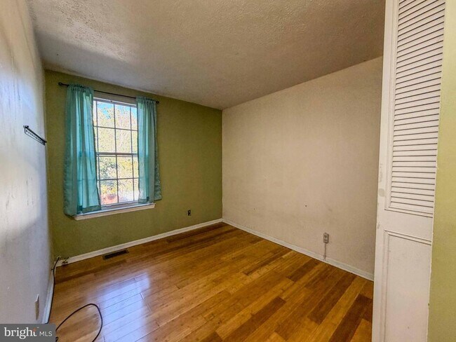 Building Photo - 58 Vanderbilt Ct
