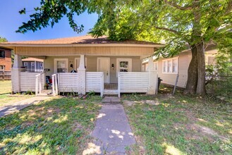 Building Photo - N Rosedale Ave Duplex