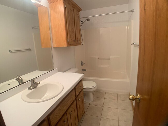Building Photo - Moore 3 Bed 2 Bath