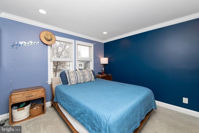 Building Photo - 22 W 6th Ave