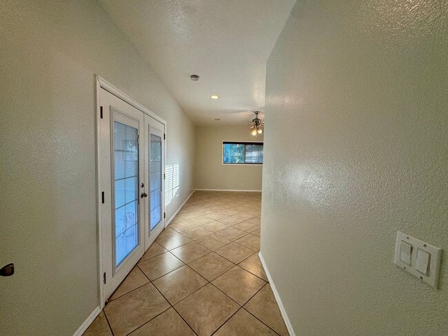Building Photo - 825 San Marino Ave
