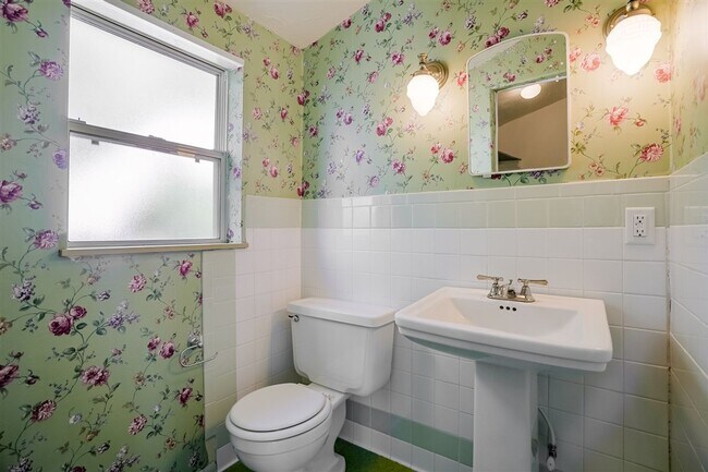 Building Photo - Live on Historic Park Avenue in this 2 Bed 1.5 Bath Single Family Home!