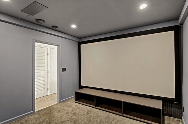 Building Photo - Privateer Duplex