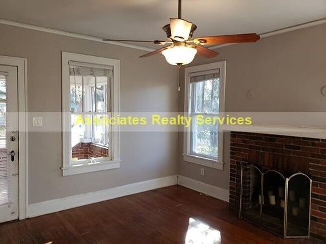 Building Photo - Walk to UF!   Cute/Historic 3 bedroom, 2 b...