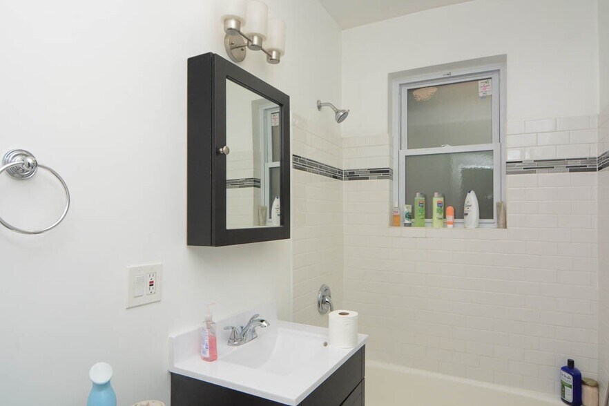 Building Photo - 706 W Roscoe St