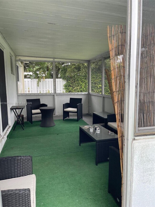 Building Photo - 4536 SW 24th Ave