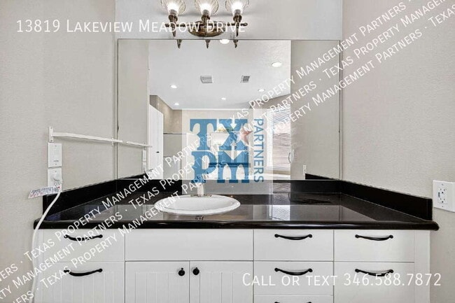 Building Photo - 13819 Lakeview Meadow Dr