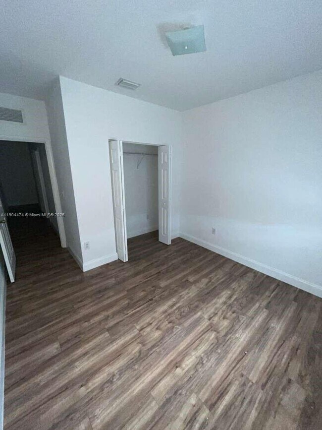 Building Photo - 5067 SE Mariner Garden Cir