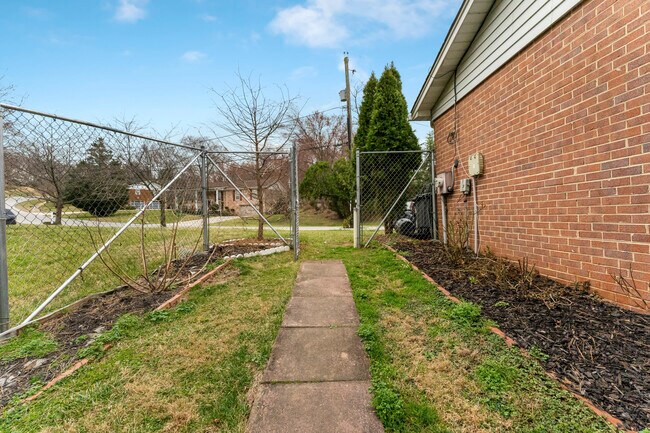 Building Photo - 529 Rosier Rd