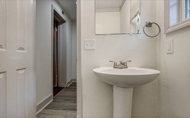 Building Photo - Beautifully renovated ranch bungalow locat...