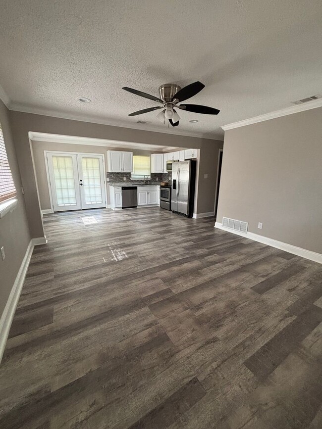 Building Photo - 3 Bedroom 2 Bath Home with Privacy Fence A...