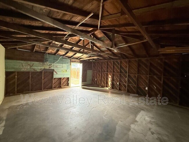 Building Photo - 606 Pierce St