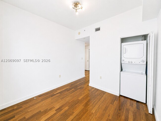 Building Photo - 6580 Indian Creek Dr