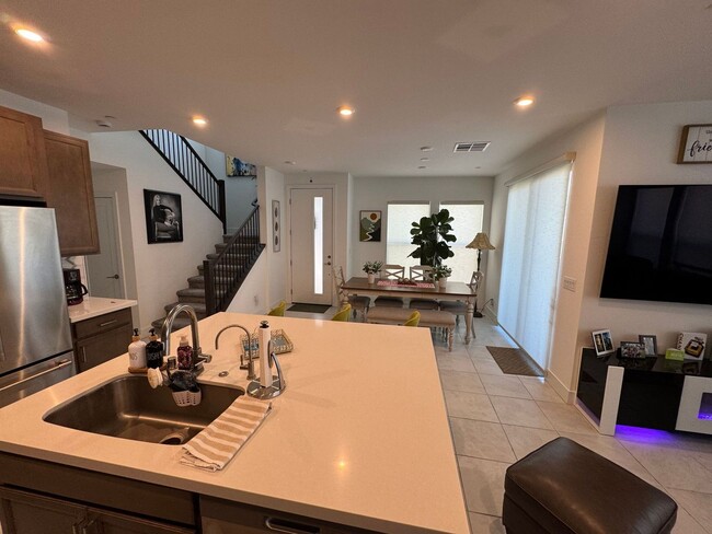 Building Photo - Modern Furnished 3 Bedroom Townhome in Pri...