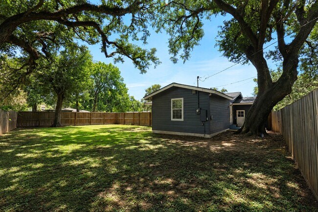 Building Photo - 207 Jasmine St