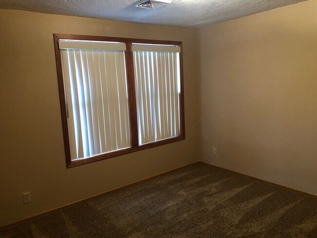 Building Photo - 2-bedroom 2-bathroom duplex with 2 garages in Eugene!