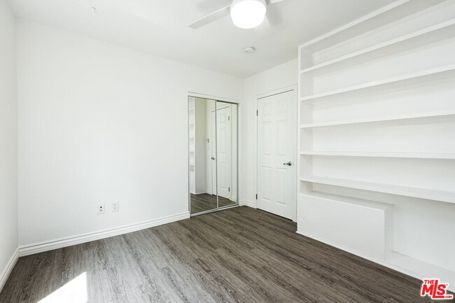 Building Photo - 8718 Rosewood Ave
