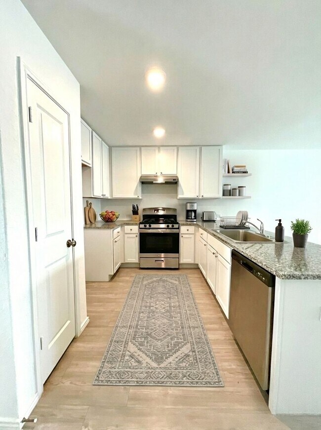 Building Photo - **APPLICATION RECEIVED** **MOVE IN SPECIAL** Beautiful 4BR/2BA Home with Fenced Yard & Garage!