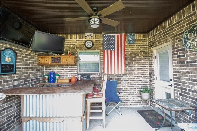 Building Photo - 16 E Imperial Oaks Dr