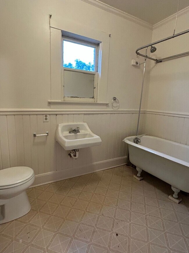 Building Photo - 1823 Mulberry St