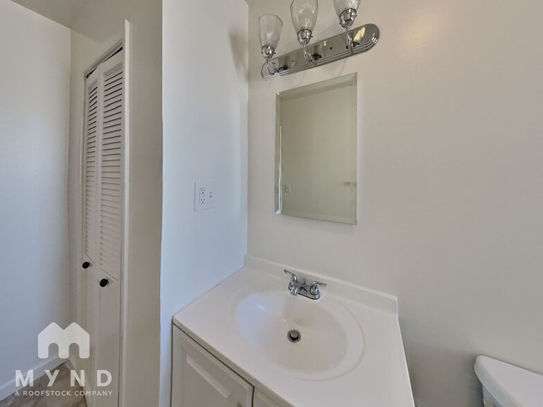 Building Photo - 230 Burns St