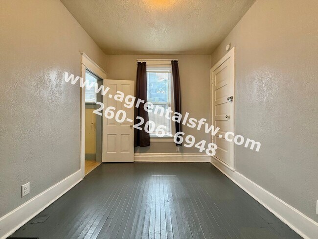 Building Photo - 825 Eckart St