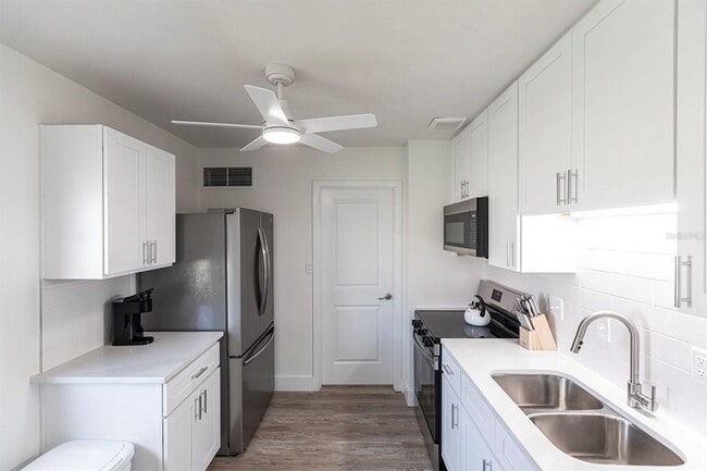 Building Photo - 6020 Midnight Pass Rd