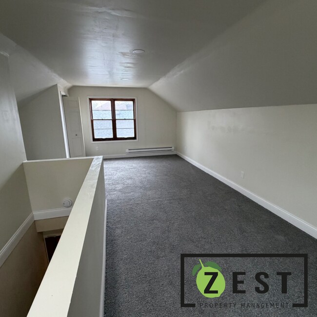 Building Photo - Excellent 3 Bed 1.5 Bath with basement & garage only $1,250/mo!