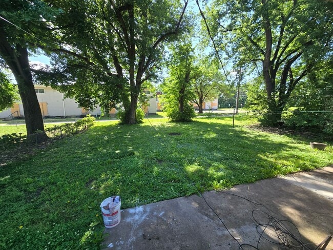 Building Photo - Charming 3 bed 1 bath house with large yard!
