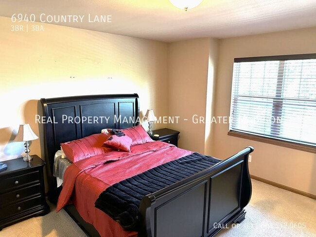 Building Photo - 6940 Country Ln