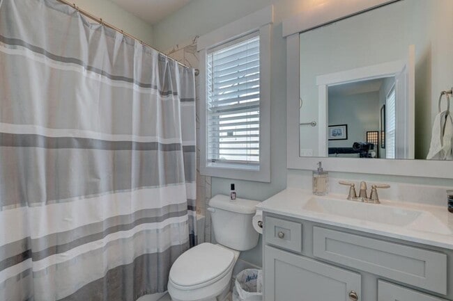 Building Photo - 1817 Bungalow Row