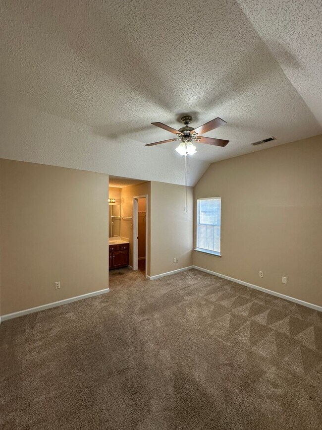Building Photo - Don’t miss the chance to call this your ho...