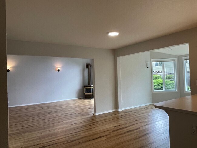 Building Photo - In town Poulsbo neighborhood large 4 bedroom now available