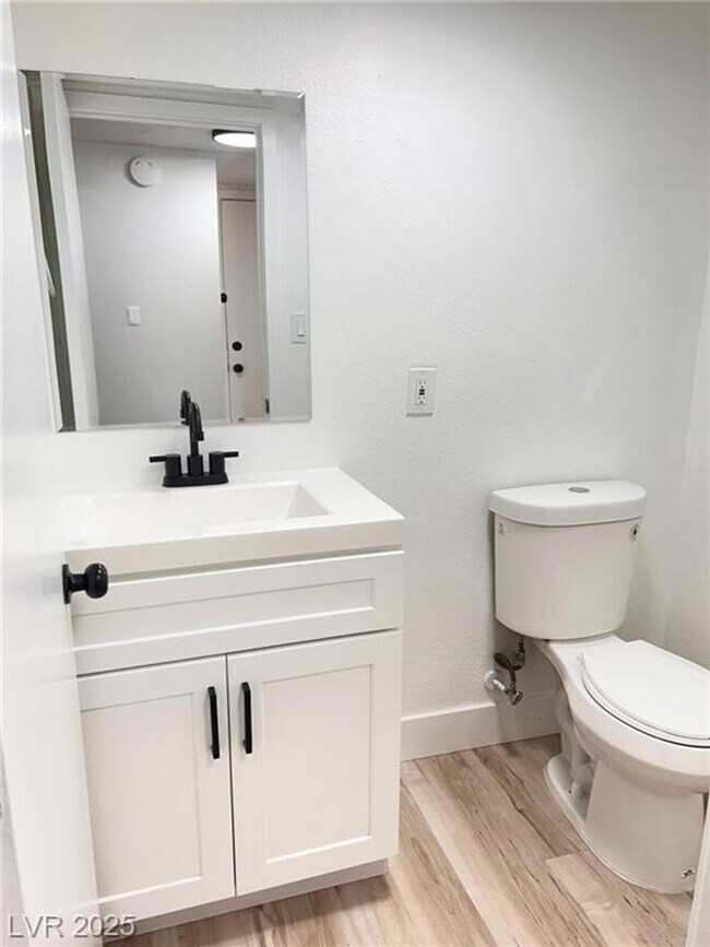 Building Photo - Stylish 4-Bed Home with Pool, Spa & No HOA...