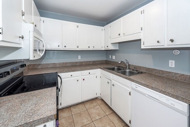 Building Photo - 2 Bedroom, 1.5 Bathroom Townhome in Island Bluff - James Island