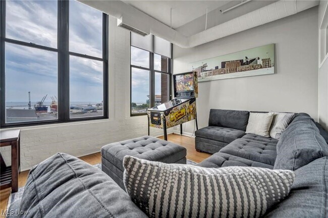 Building Photo - 1133 W 9th St