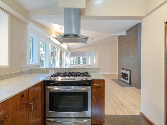 Building Photo - Beautiful 3br/2bth - SW Portland