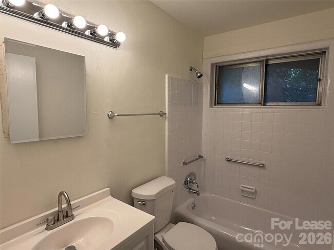 Building Photo - 544 Blendwood Dr