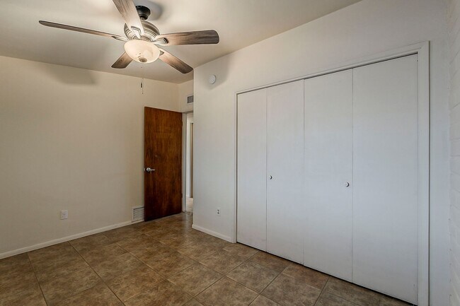 Building Photo - 1437 E Lester St