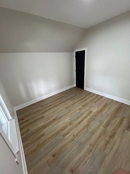 Building Photo - 646 W 47th Pl