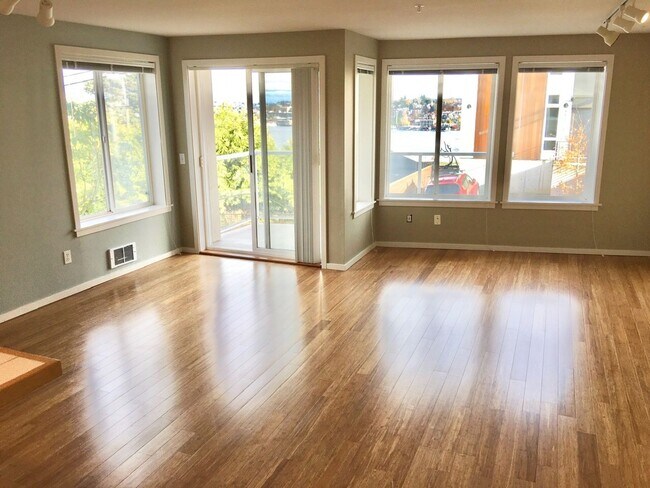 Building Photo - Gorgeous Queen Anne View Condo