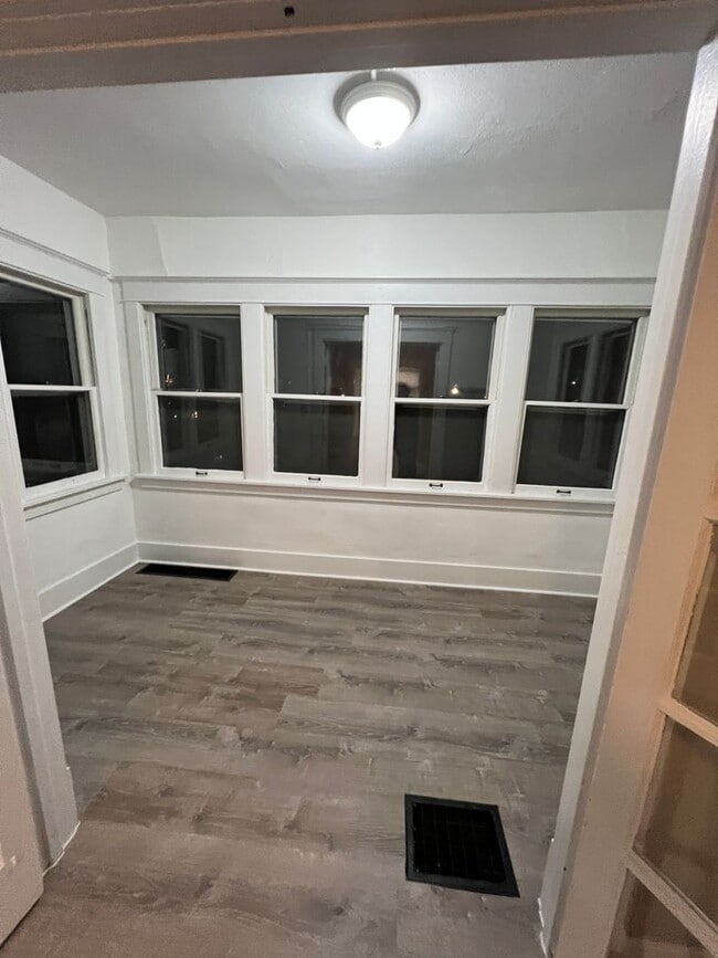 Building Photo - Huge 5 Bedroom House!  With garage!!!  Fre...