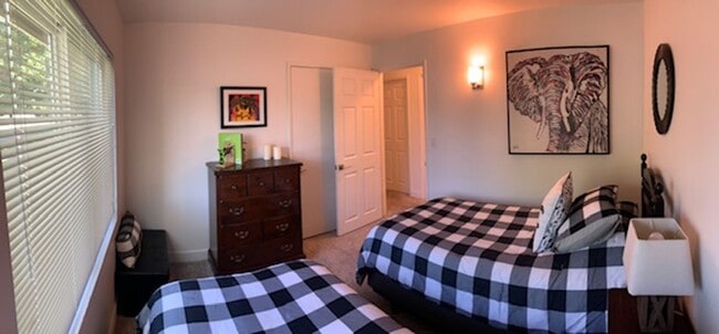 Building Photo - Beautifully Updated 3 Bedroom 1 Bath Home ...