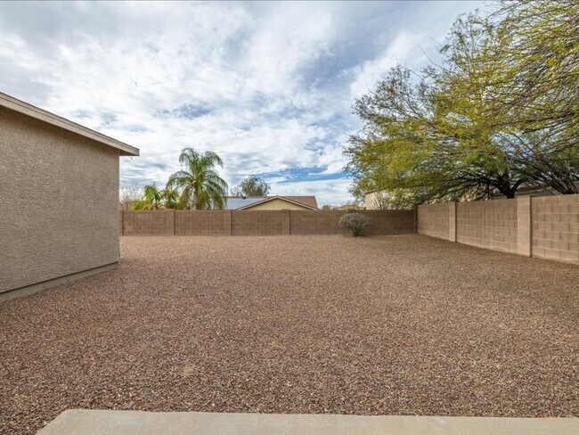 Building Photo - 3 Bedroom 2 Bathroom with Den