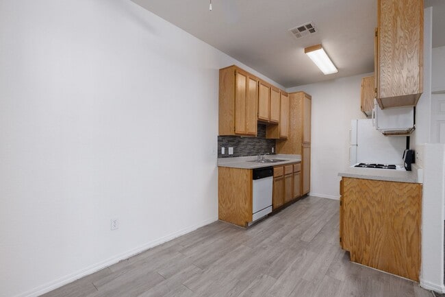 Building Photo - Two bedroom unit in gated NE community with pool