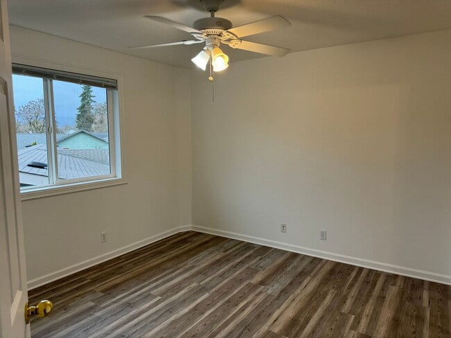 Building Photo - 3657 Rivercrest Dr
